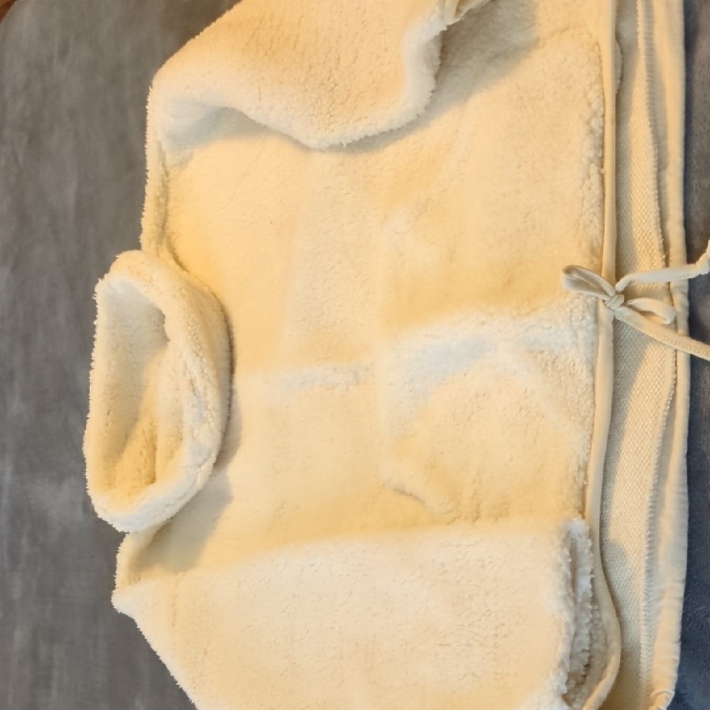 Cozy Cream Fleece sweatshirt with pocket